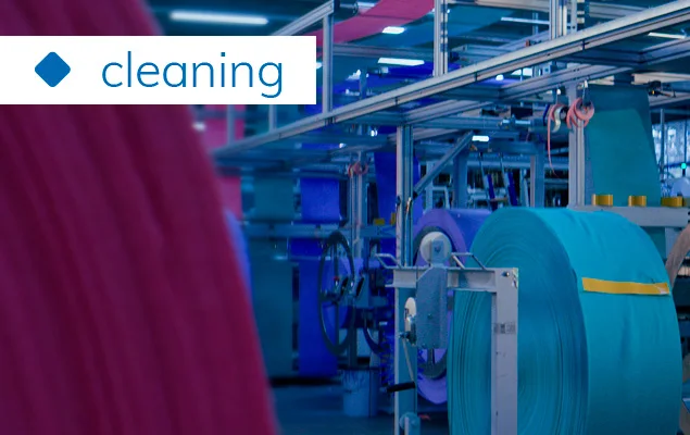 Reinigungstuch-Produktion mit Rollen in Türkis und Magenta, Schriftzug cleaning
