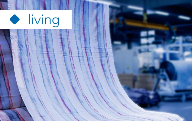 Bedruckte Bettwäschebahn in der Produktion mit Schriftzug living