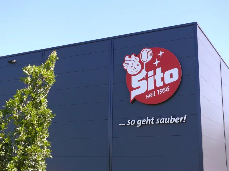 Gebäude der Sito International mit Logo und Schriftzug „… so geht sauber!“